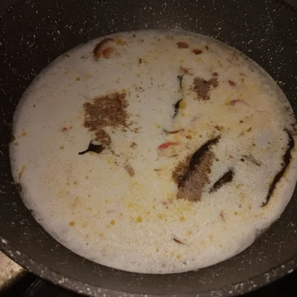 Tuang sanyan. Bumbui garam, lada, kaldu dan gula. Masak sampai mendidih.