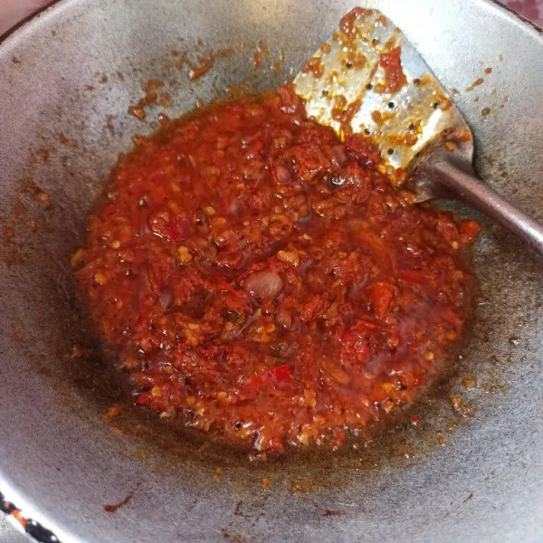 Masak hingga sambal benar-benar matang, setelah matang matikan api diamkan hingga suhu ruang simpan kedalam wadah tertutup. Jika ingin lebih awet simpan kedalam lemari es.