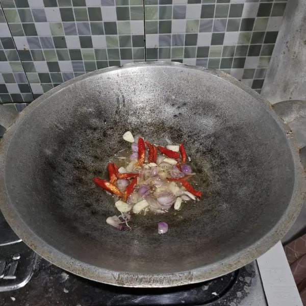 Tumis bawang merah, bawang putih serta cabe hingga wangi.