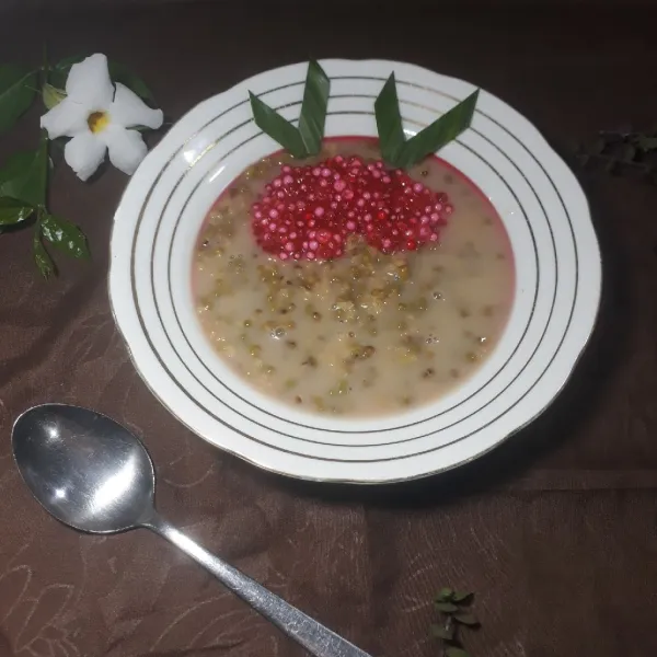 Sajikan bubur kacang hijau dengan toping sagu mutiara. Bisa ditambahkan es batu jika suka dingin.