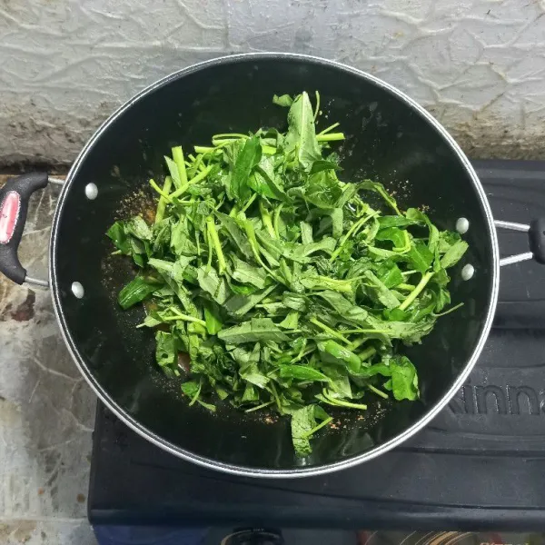 Masukkan kangkung lalu aduk-aduk hingga rata.