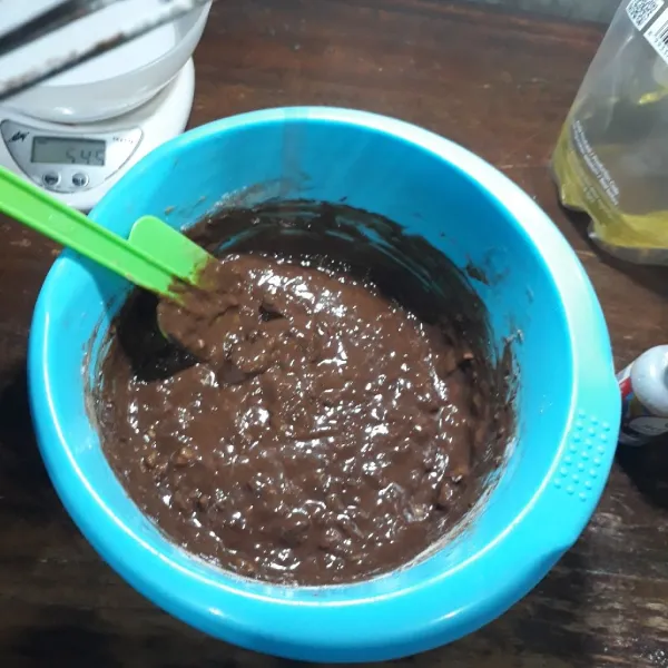 Masukkan terigu, cokelat, susu dan baking powder, aduk rata.