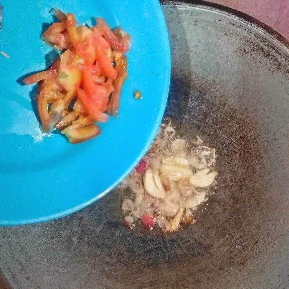 Tumis bawang merah dan bawang putih. Kemudian masukkan tomat.