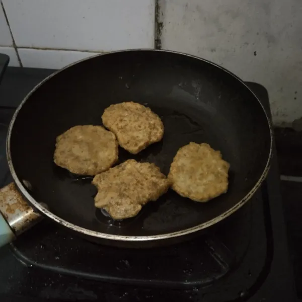 Masak dengan api kecil sampai matang dikedua sisi.