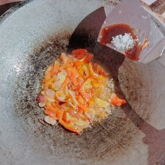 Tambahkan bumbu penyedap dan saus tiram, aduk aduk hingga merata.