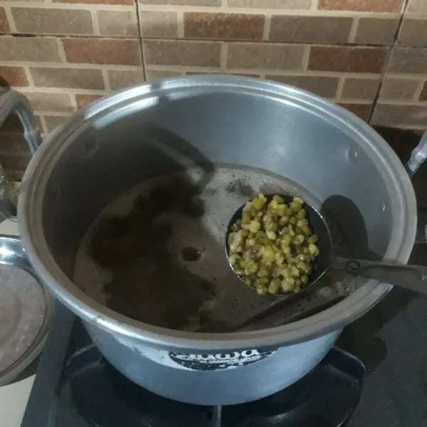 Masak kembali kacang hijau hingga mendidih dan empuk.