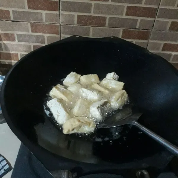 Goreng tahu hingga matang, tiriskan.