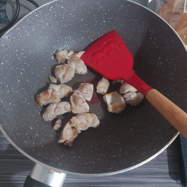 Ayam fillet dipotong sesuai selera lalu digoreng tanpa minyak sampai kering tidak berair