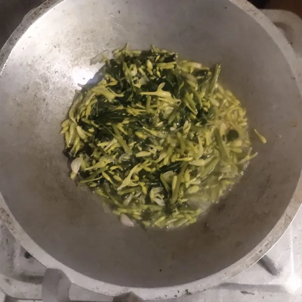 Jika sudah matang, jangan lupa cicipi rasa. Angkat dan sajikan