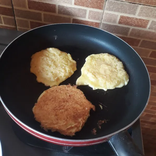 Dadar kentang menjadi 3, masak dengan api kecil hingga bagian bawah matang, balik pancake.