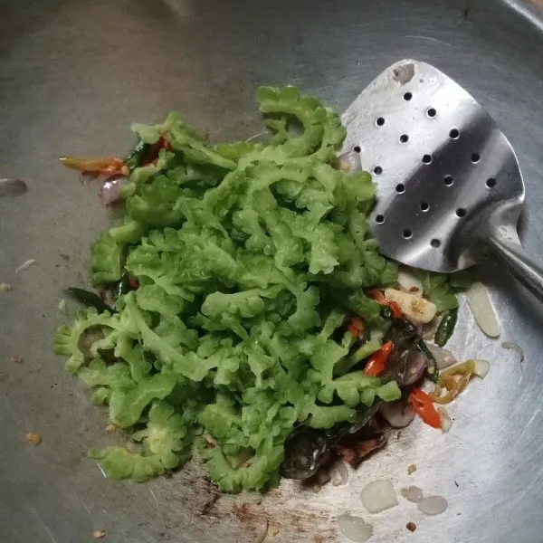 Tambahkan potongan pare kemudian tambahkan kecap manis, saus tiram, kaldu bubuk, dan gula pasir aduk rata koreksi rasa, sajikan dengan nasi hangat