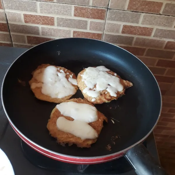 Isi pancake kentang dengan keju mozarella, masak hingga keju meleleh dan pancake matang.