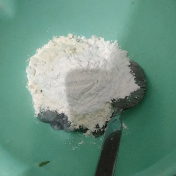 Tuang tepung terigu, tepung beras dan garam lalu aduk rata.