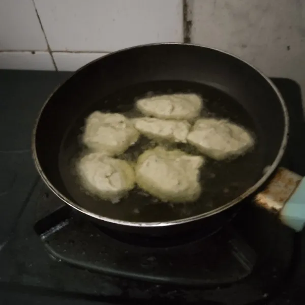 Goreng bakwan teri sampai matang dikedua sisi lalu angkat, tiriskan dan sajikan.