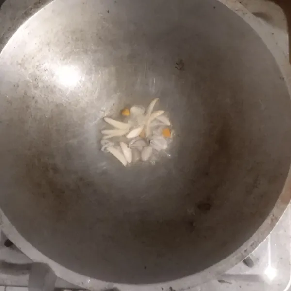 Siapkan wajan. Tumis bawang putih, bawang merah, dan cabe rawit hingga harus dan kecoklatan