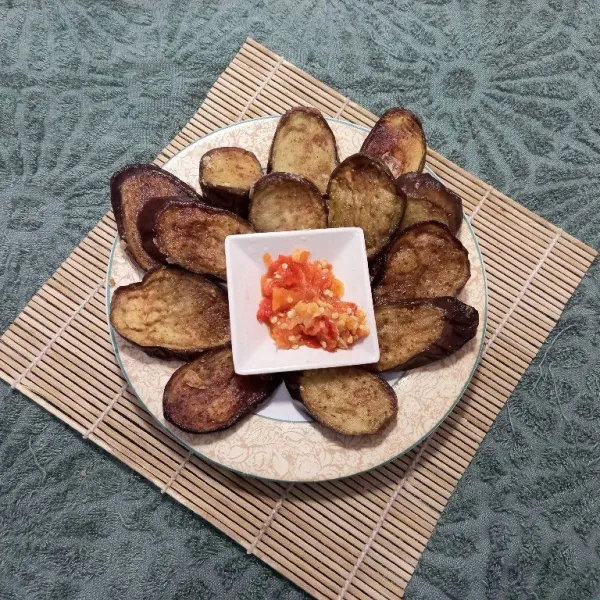 Sajikan terong crispy dengan sambal bawang.