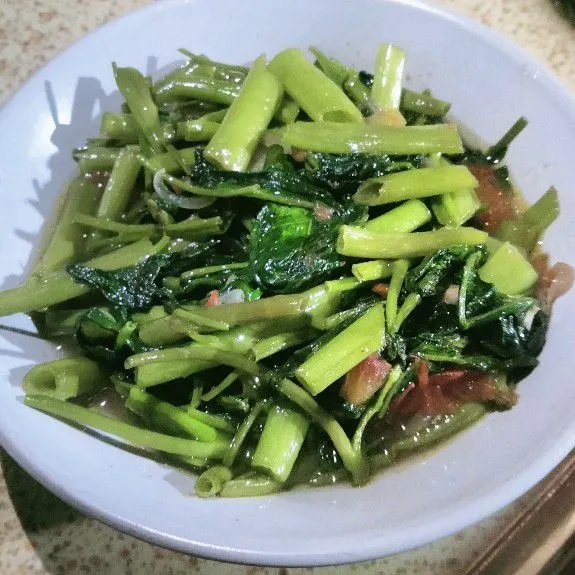 Kangkung tumis ala resto siap dinikmati.