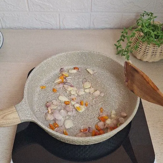 Tumis bawang merah, bawang putih dan cabe rawit hingga harum.