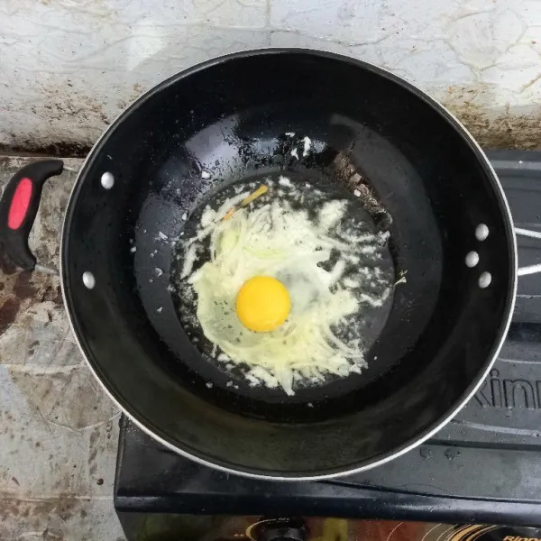 Masukkan satu butir telur ayam, kemudian sambil di orak-arik.