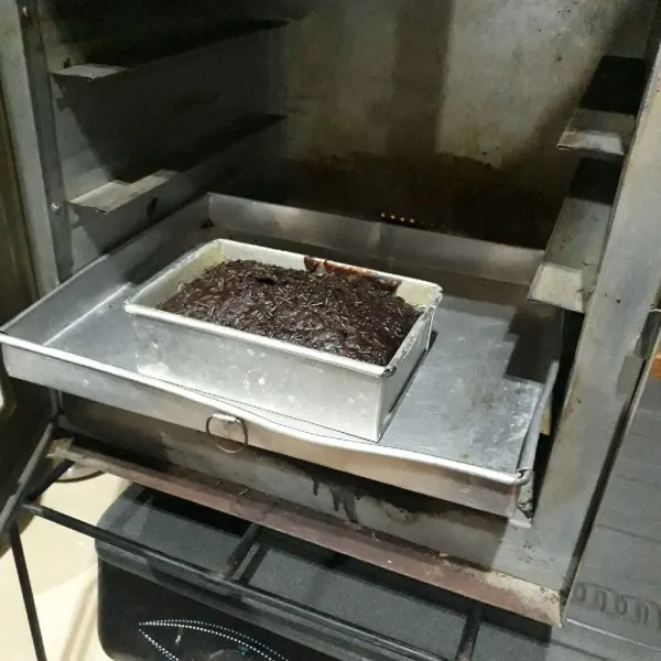 Panggang dalam oven yang sudah dipanaskan, gunakan api sedang hingga matang. Sesuaikan dengan oven masing-masing. Keluarkan dari loyang selagi panas dan potong setelah dingin.