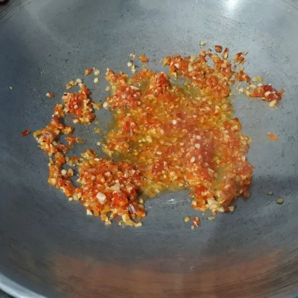 Chop bawang dan cabe. Lalu tumis hingga wangi.