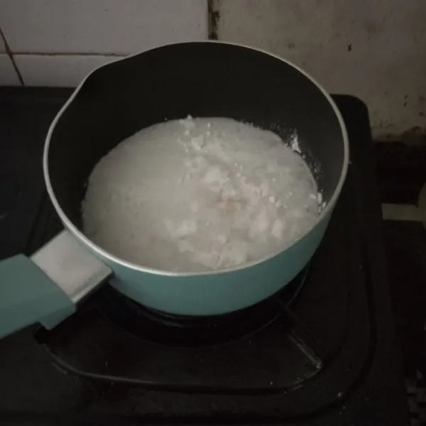 Masak bahan putih sampai meletup dan tidak bergerindil.