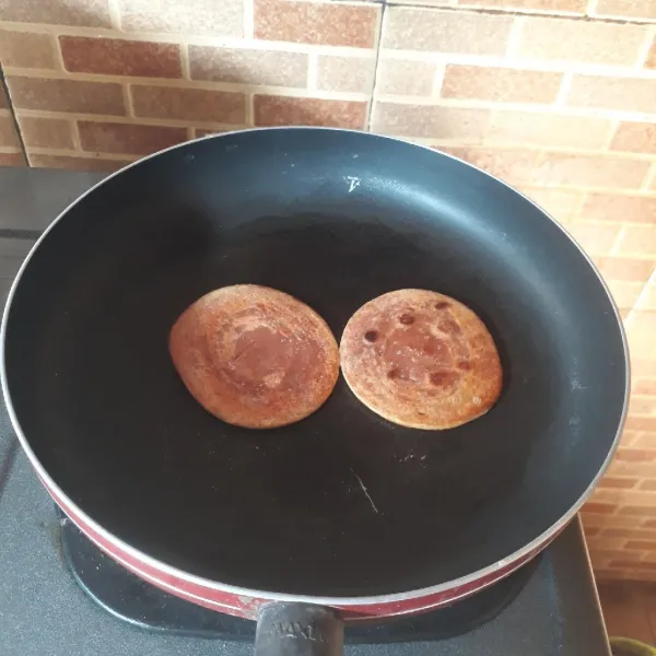 Masak daging burger dengan sedikit margarin hingga matang.