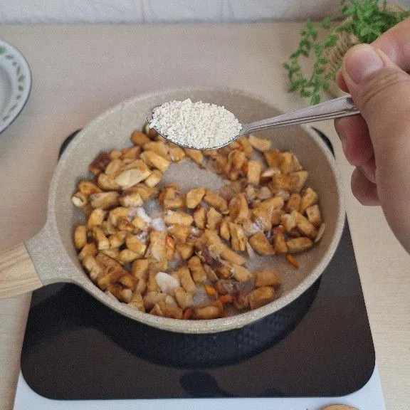 Masukkan tempe menjes, tumis sebentar, masukkan bumbu : garam, kaldu jamur, merica, saus tiram dan kecap, lalu tumis sebentar.
