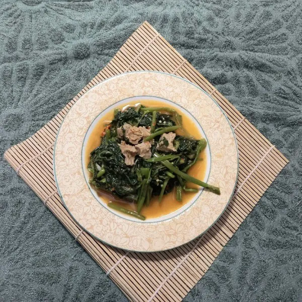 Kangkung bumbu rujak siap untuk disajikan.