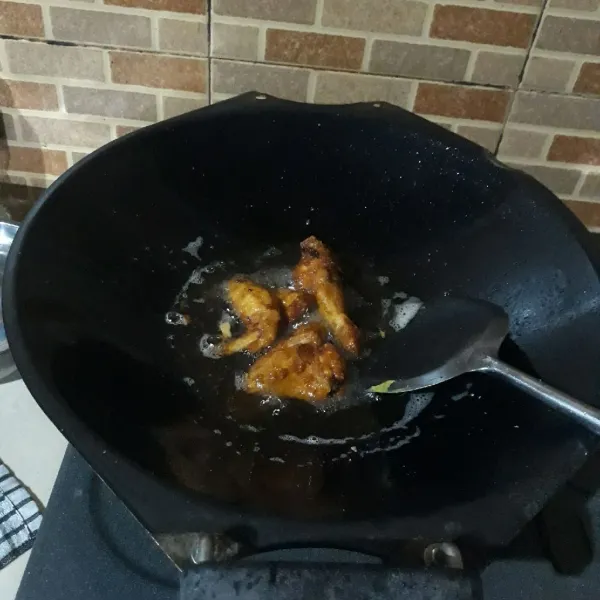 Goreng ayam dengan api sedang cenderung kecil hingga matang, tiriskan.