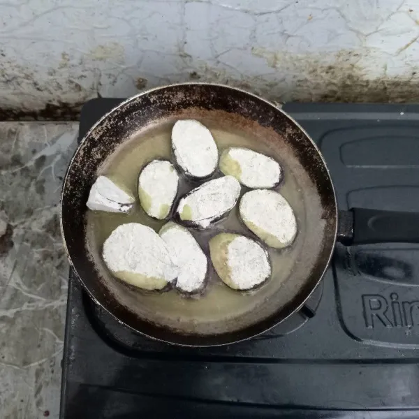 Panaskan minyak, lalu masukkan terong lalu goreng hingga matang kecokelatan.