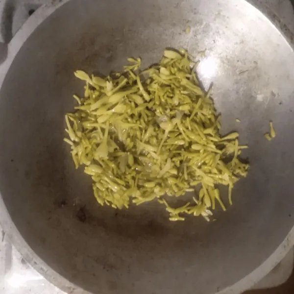 Masukkan bunga pepaya yang sudah di rebus sebelumya. Aduk sebentar