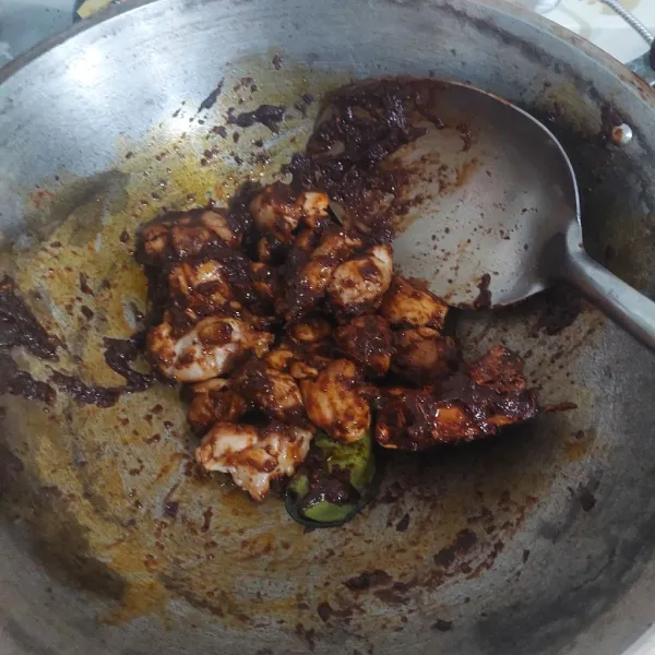 Tumis bumbu instan masukan salam, serai, lengkuas dan daun jeruk lalu masukan ayam filletnya. Aduk rata
