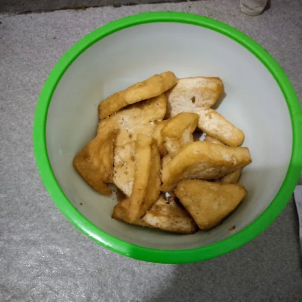 Goreng tahu sampai garing lalu angkat.