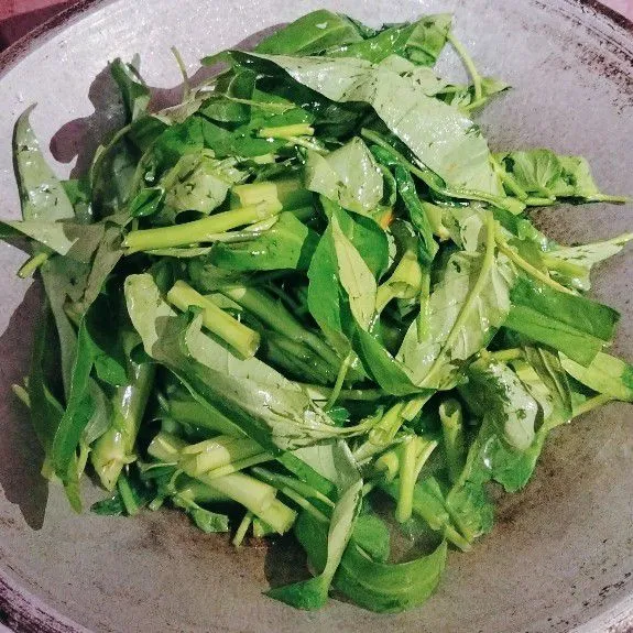 Jangan langsung di aduk, Diamkan sebentar sampai kangkung layu. (bila perlu tutup kangkung)