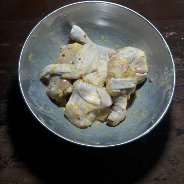 Campurkan ayam dengan bumbu halus, air, tepung beras dan tapioka, aduk rata sambil diremas-remas. Diamkan selama 1 jam.