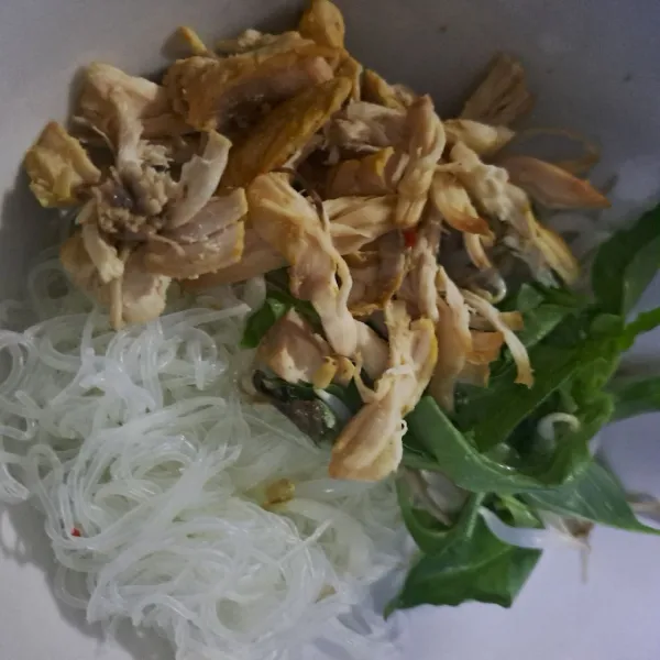 Susun isian dimangkok lalu siram dengan kuah laksa taburi bawang goreng dan perasan jeruk aduk rata siap disajikan