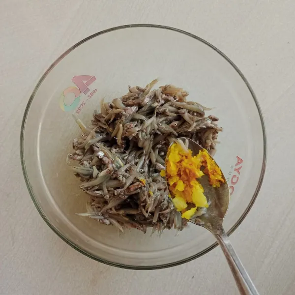 Cuci bersih ikan impun, lalu masukan wadah, bumbui dengan bumbu marinasi. Masukan kulkas 30 menit lalu campur dengan tepung maizena