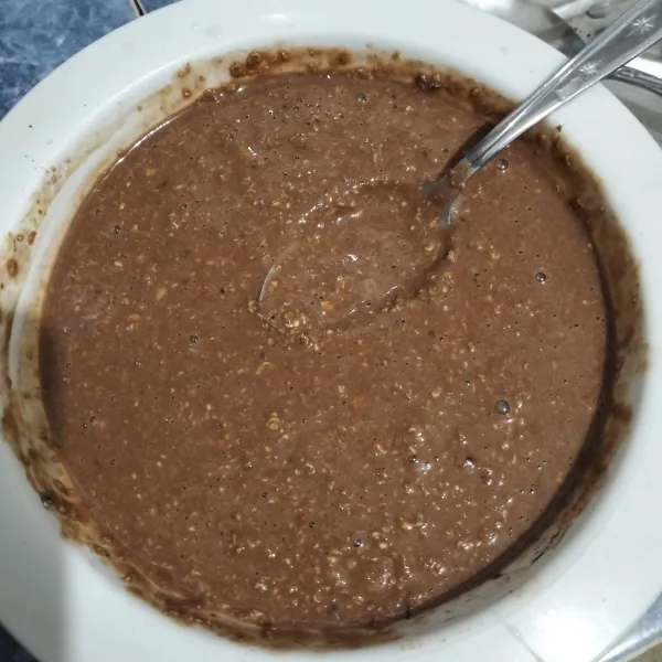 Masukkan kental manis, susu cokelat cair, susu cokelat bubuk dan butter leleh. Aduk sampai semua tercampur rata.