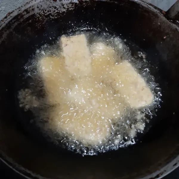 Panaskan minyak. Masukkan tempe