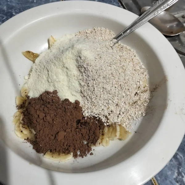 Masukan susu bubuk, cokelat bubuk dan oatmeal. Aduk rata.