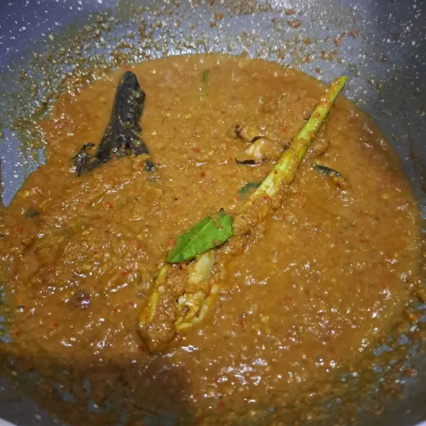 Tumis bumbu halus sampai harum bener-benar matang masukan bumbu aromatik