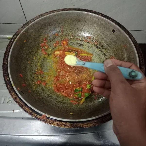 Tambahkan penyedap  garam, dan gula. Tes rasa