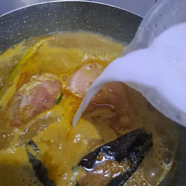 Masukan santan dan bumbu-bumbu lainnya
