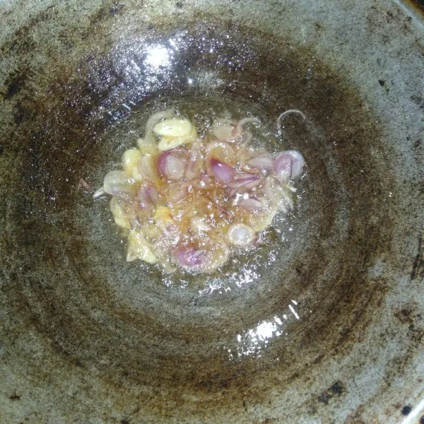 lalu potong bawang putih, bawang merah setelah itu masukan ke dalam wajan yg sudah terisi minyak panas
