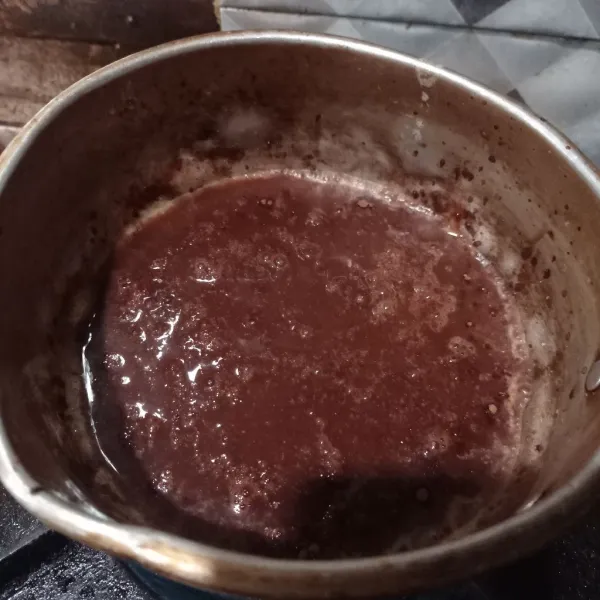 Buat puding coklat, masukan semua bahan puding coklat kedalam panci, aduk rata