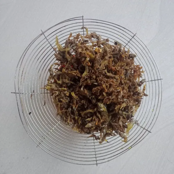 Goreng ikan impun lalu tiriskan