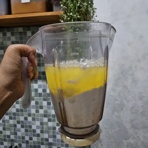 Blender semua bahan kecuali daun bawang. Blender hingga halus dan tercampur rata.