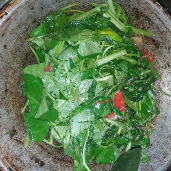 setelah itu aduk rata agar tercampur dan layu kangkung nya