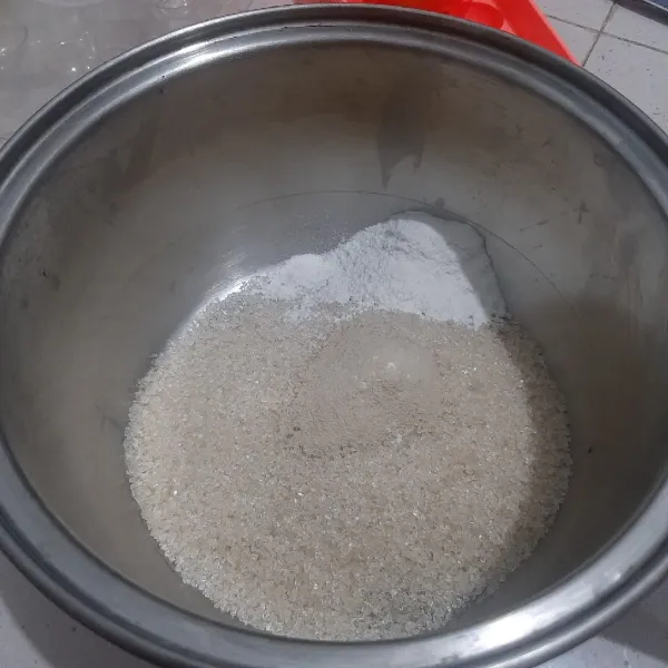 Campurkan gula pasir dengan bubuk agar-agardan jelly.
